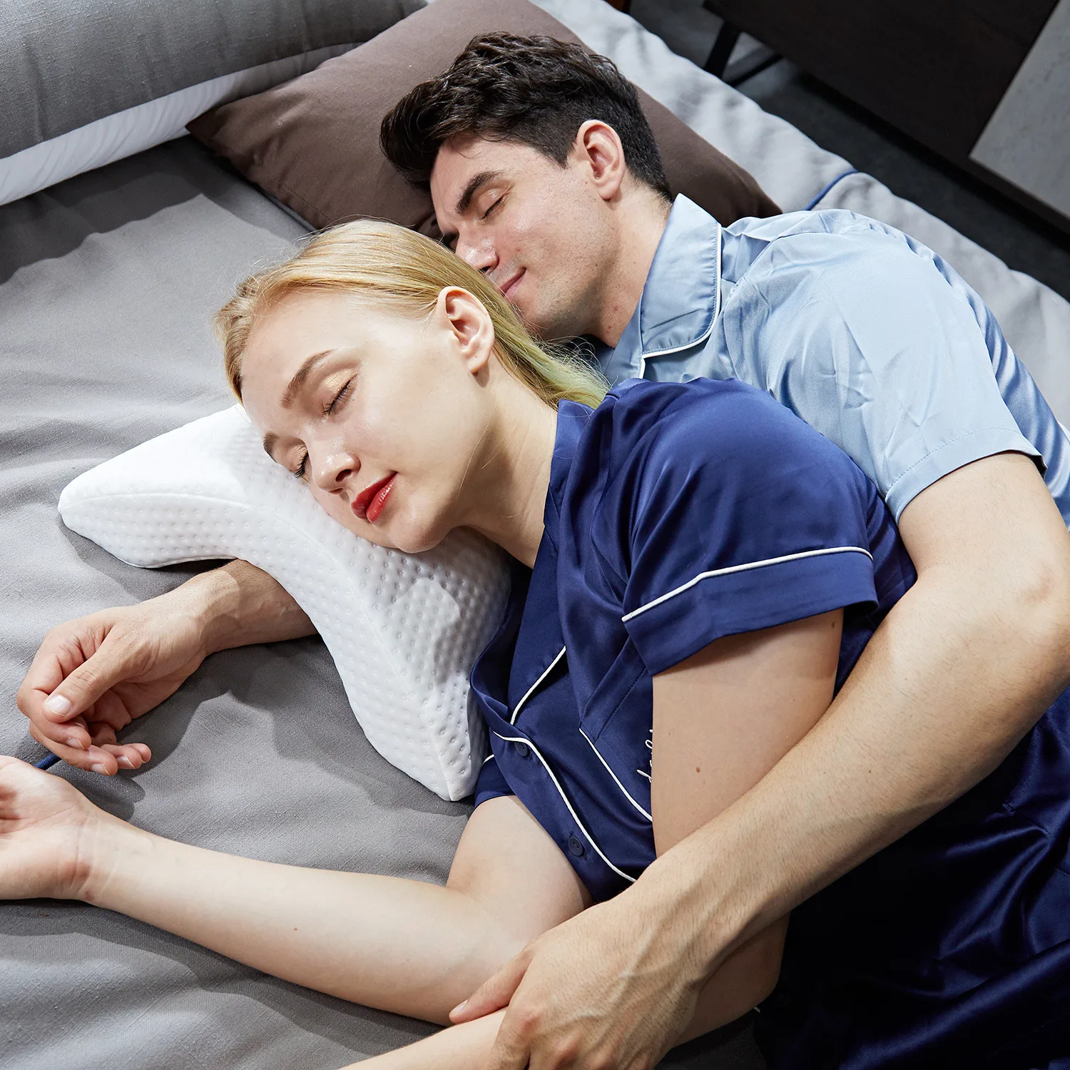 1pc Couple Pillow – Provides Comfort & Support With Memory Foam – Perfect For Travel & Cuddling